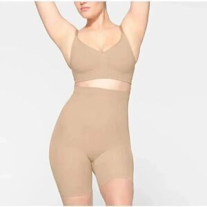 NWT SKIMS SEAMLESS SCULPT
MID THIGH SHORT CLAY SZ S/M #1466